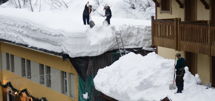 是什么导致了住宅屋顶上的冰坝?